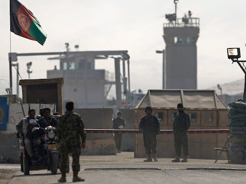 "Trattiamo con i talebani per una base". La mossa di Trump per tornare in Afghanistan