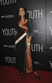 Madalina Ghenea, scollatura supersexy sul red carpet 75