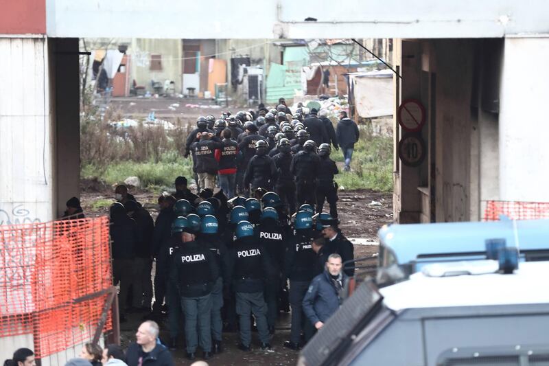Roma, lo sgombero della fabbrica occupata da più di 500 migranti 3