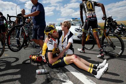Brutta caduta al Tour de France, gara fermata 1