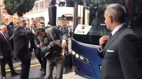 Barcellona, Piqué scende dal pullman e dà una testata allo specchietto