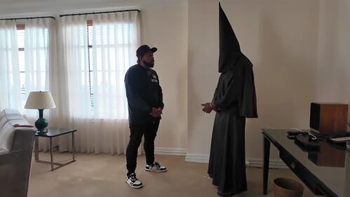 Kanye West indossa una tunica nera e un cappuccio ispirati al KKK con una collana con svastica e una maglietta di Sean Jean durante un'intervista con DJ Akademiks 6