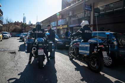Entrano armati di coltello e rapinano un "Compro Oro": feriti tre anziani 2