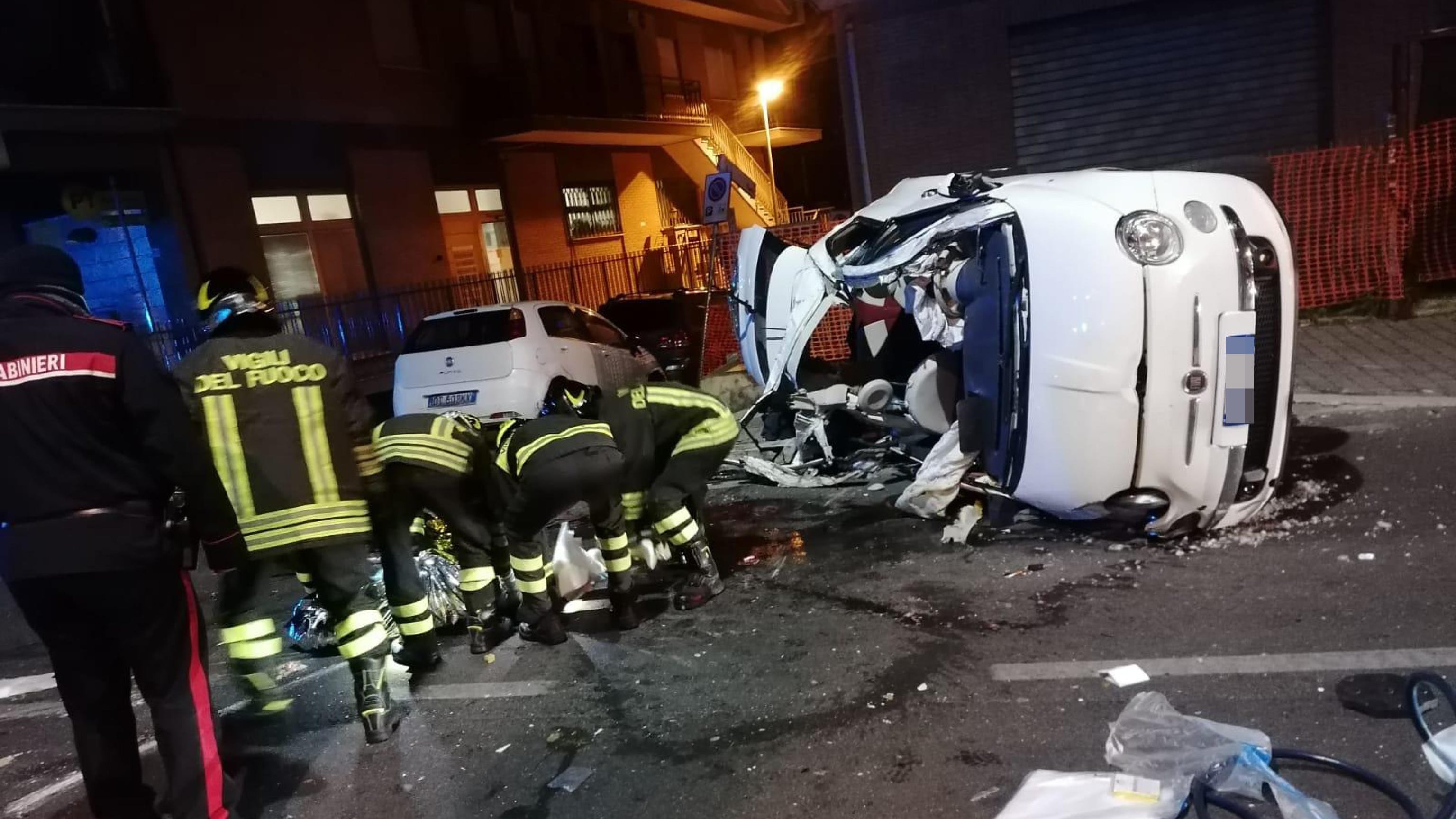 In 6 sull'auto che si ribalta, la scoperta: a quanto andava la 500