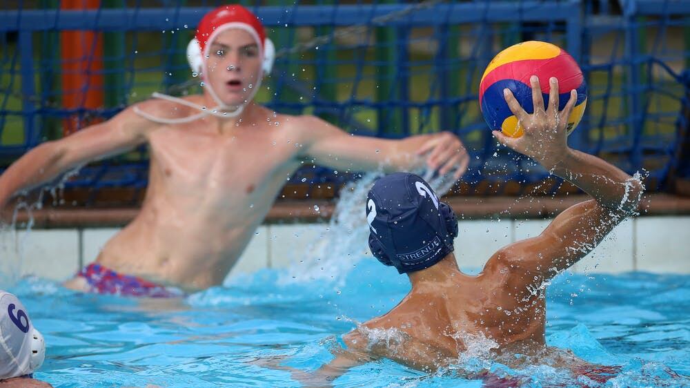 Le urla e poi il manganello, il match di pallanuoto finisce in rissa
