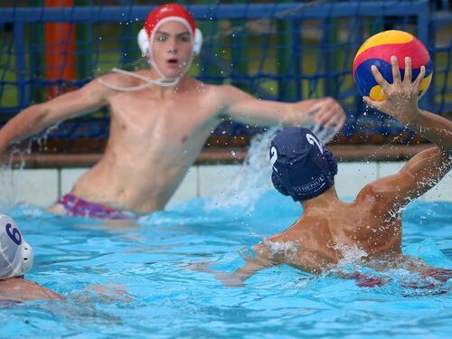 Le urla e poi il manganello, il match di pallanuoto finisce in rissa