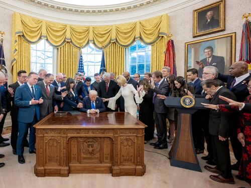 "Voglio essere un pacificatore". La foto da "Ultima Cena" di Trump con i predicatori