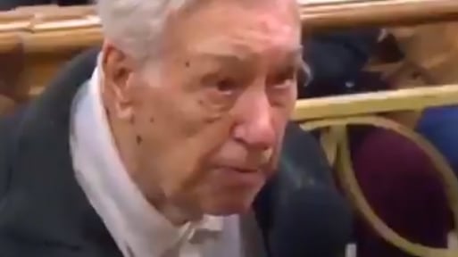 Il giudice "grazia" il 96enne papà di un disabile. Il video è commovente