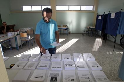 Il popolo greco al voto. Anziani e bambini alle urne per un nuovo governo 4