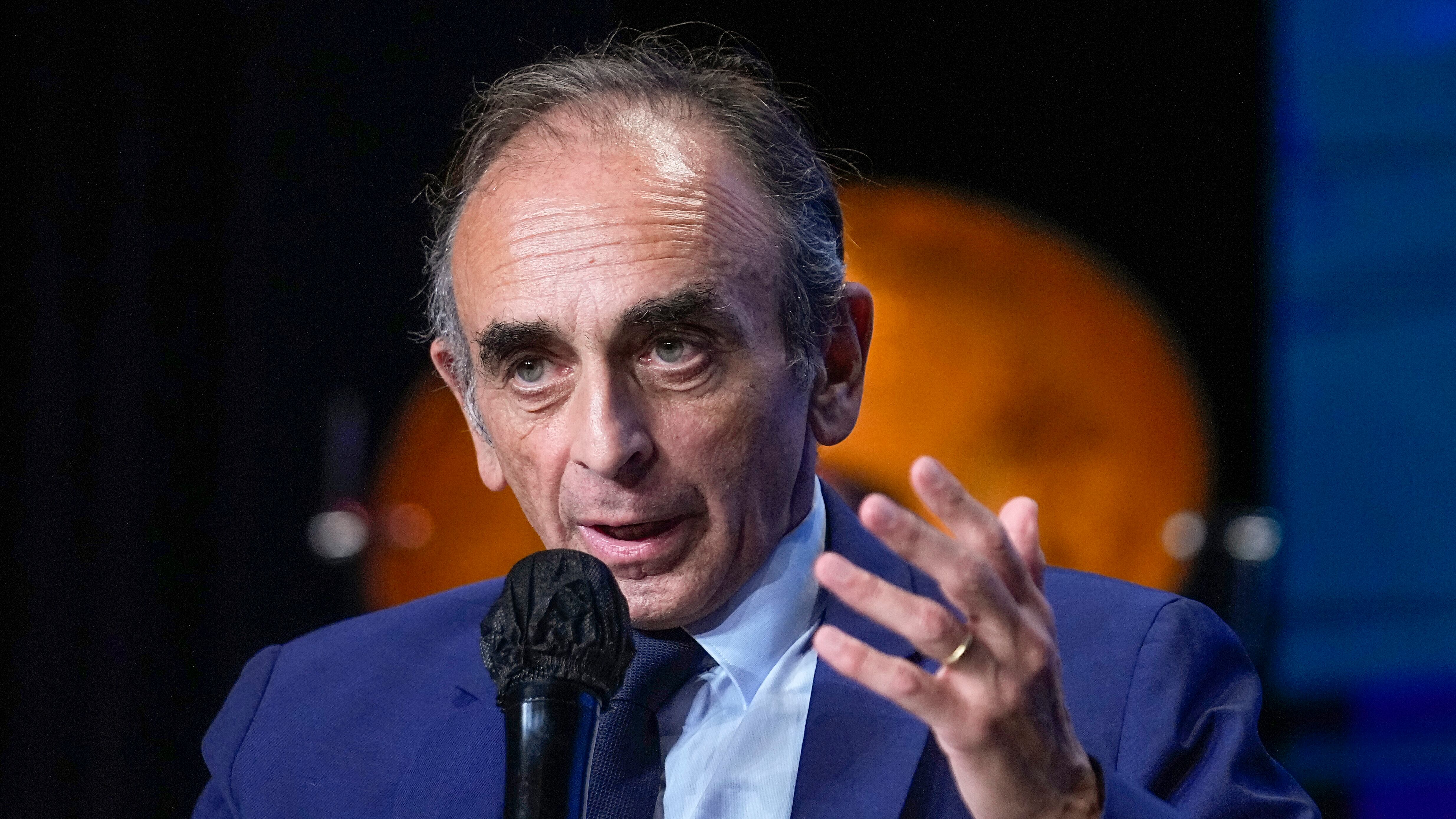 Zemmour allo scoperto. "Salviamo la Francia da élites e immigrati"