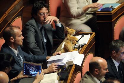 M5S, Buccarella con un canguro sul banco 3