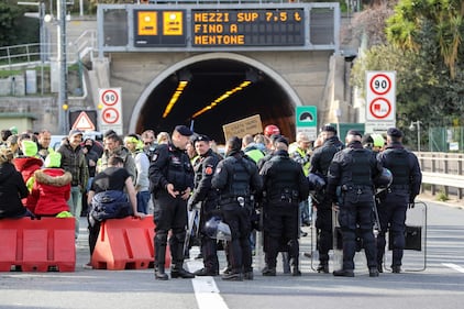 I gilet gialli bloccano l'autostrada al confine con l'Italia 5