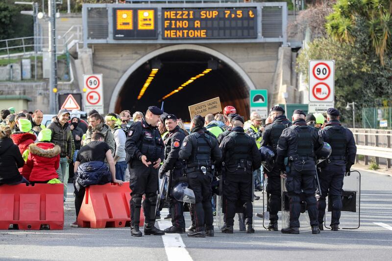 I gilet gialli bloccano l'autostrada al confine con l'Italia 5