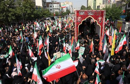 Teheran scende in piazza per i funerali dei "martiri" della guerra dei 12 giorni 5
