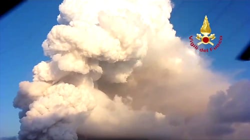 Stromboli in eruzione: l'enorme colonna di nube e cenere fin sul mare 3