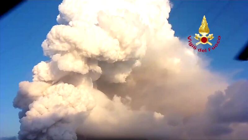 Stromboli in eruzione: l'enorme colonna di nube e cenere fin sul mare 3