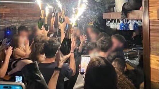 "Soffitti riparati con stecche da biliardo"