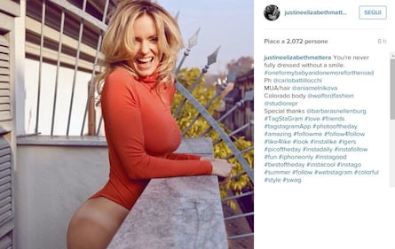 Justine Mattera, scatti hot sul balcone 2