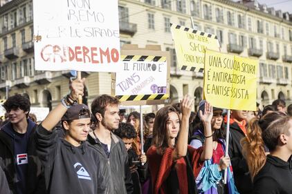 Manifestazione contro il governo: slogan e striscioni degli studenti di Torino 5