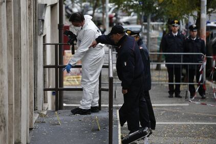 Roma, ordigno rudimentale contro la caserma dei carabinieri 7