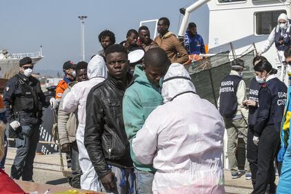 Clandestini sbarcati al porto di Corigliano Calabro 3