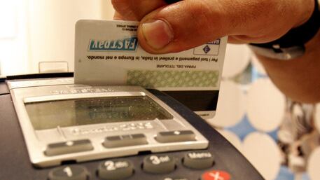 Dall'idraulico al parrucchiere: scatta l'obbligo del bancomat