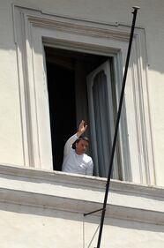 Renzi in maglietta bianca dopo la parata del 2 giugno 6