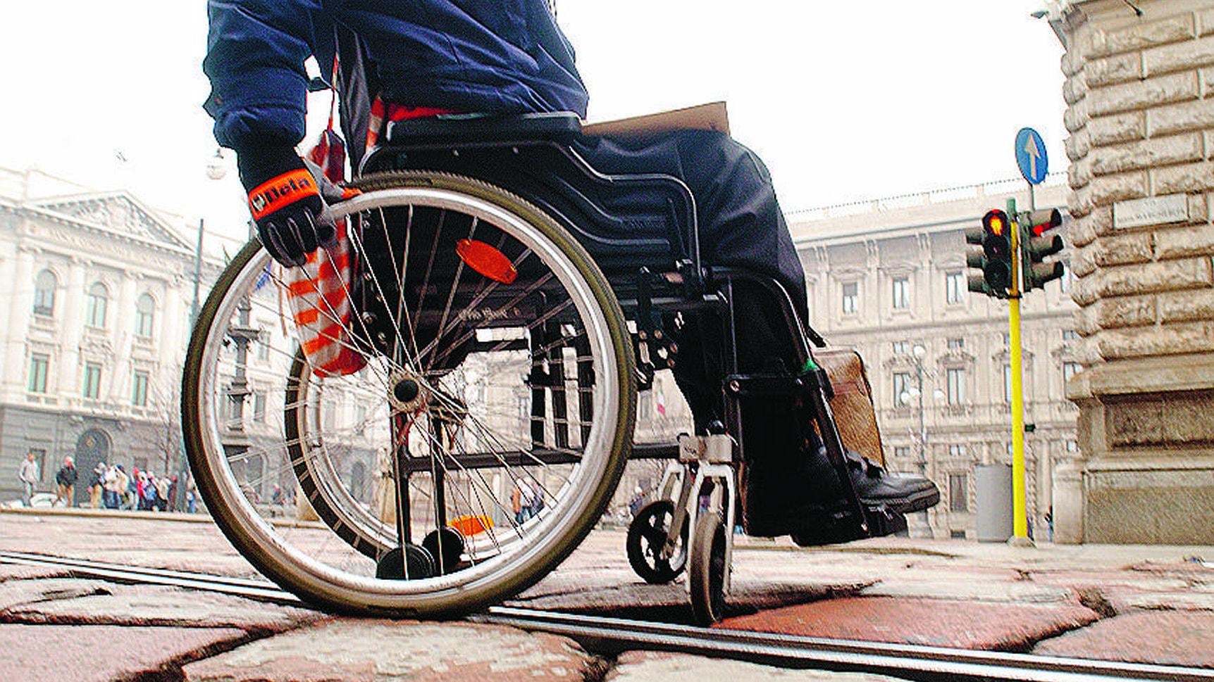 Un disabile fa causa a Palazzo Marino: «Limita la mia libertà»