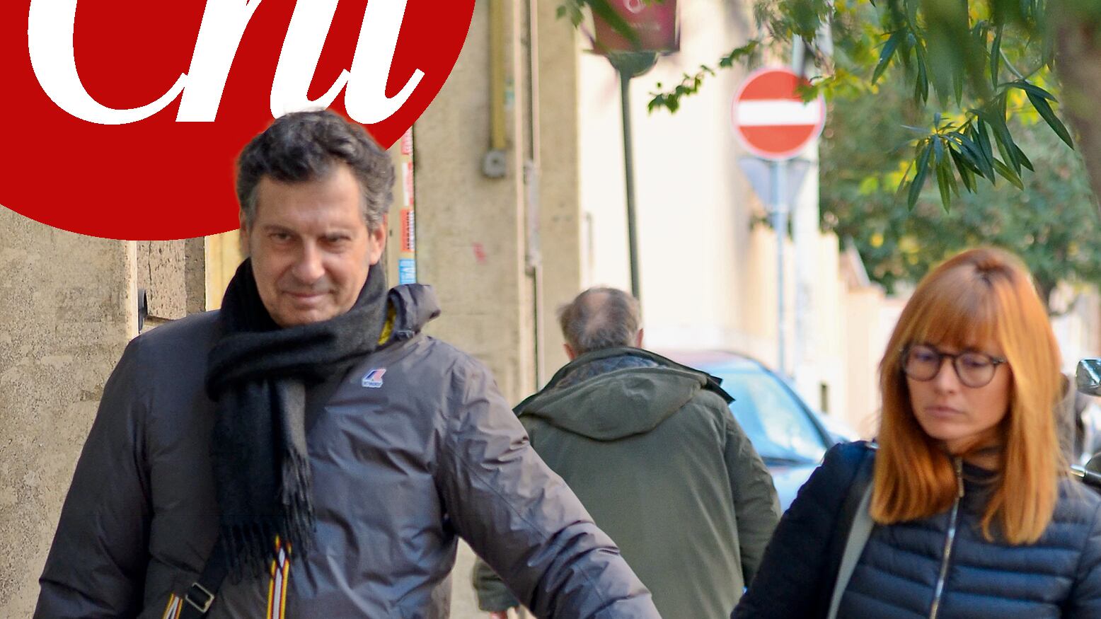 Frizzi torna alla vita di sempre: sorride con la moglie e la figlia