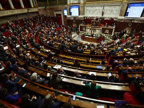 Macron perde il ministro della Sanità: il governo si spacca sui migranti
