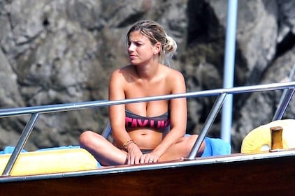 Emma Marrone, curve hot in barca 31