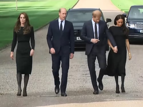"Reverse Megxit", Harry vuole riavvicinarsi alla Corona, ma Willam è contrario: ecco perché