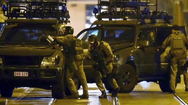Blitz per gli attentati di Parigi: sparatoria e 4 poliziotti feriti a Bruxelles