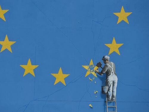 Brexit, spunta un nuovo murales di Banksy nel porto di Dover sulla Manica