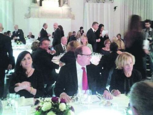 Cena di beneficenza per l'alluvione di Genova, nessuno paga il conto, neanche il principe di Monaco