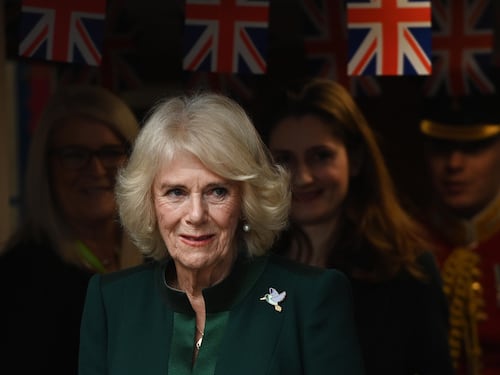 Harry: "L'accordo dei Windsor col Sun? Papà convinse la regina per Camilla"