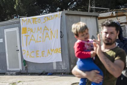 Salvini fra le baracche dei rom: "Da incivili vivere in un campo" 9