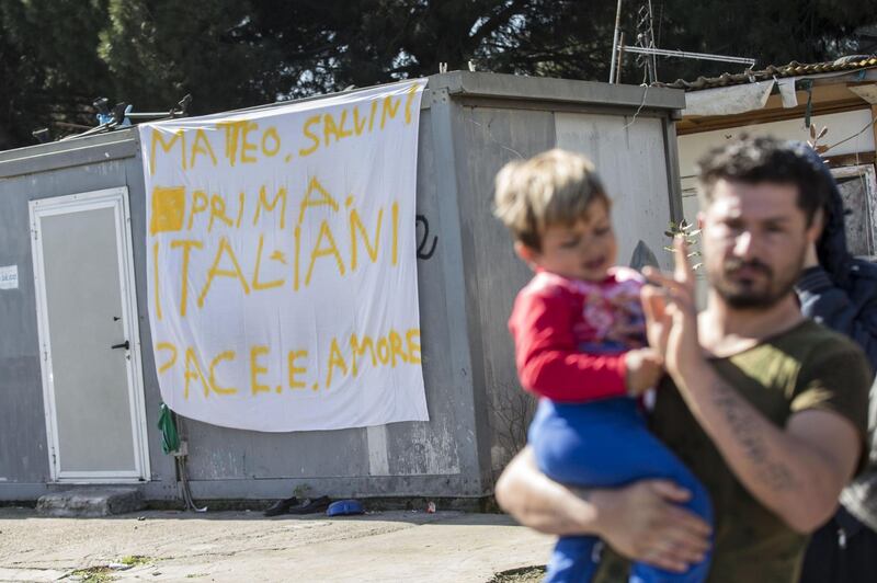 Salvini fra le baracche dei rom: "Da incivili vivere in un campo" 9