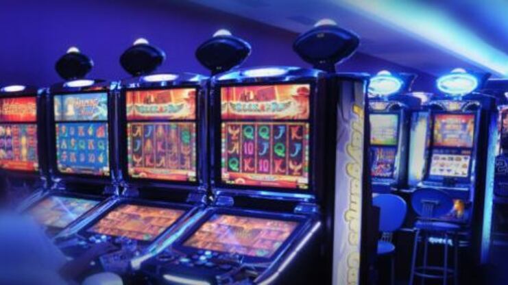 Perde alle slot: giocatore minaccia e spintona controllore del Casinò di Sanremo