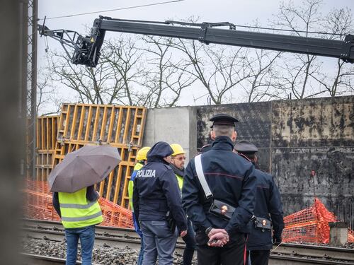 Milano, il crollo di una lastra uccide due operai