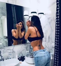 Anna Tatangelo in reggiseno allo specchio 1