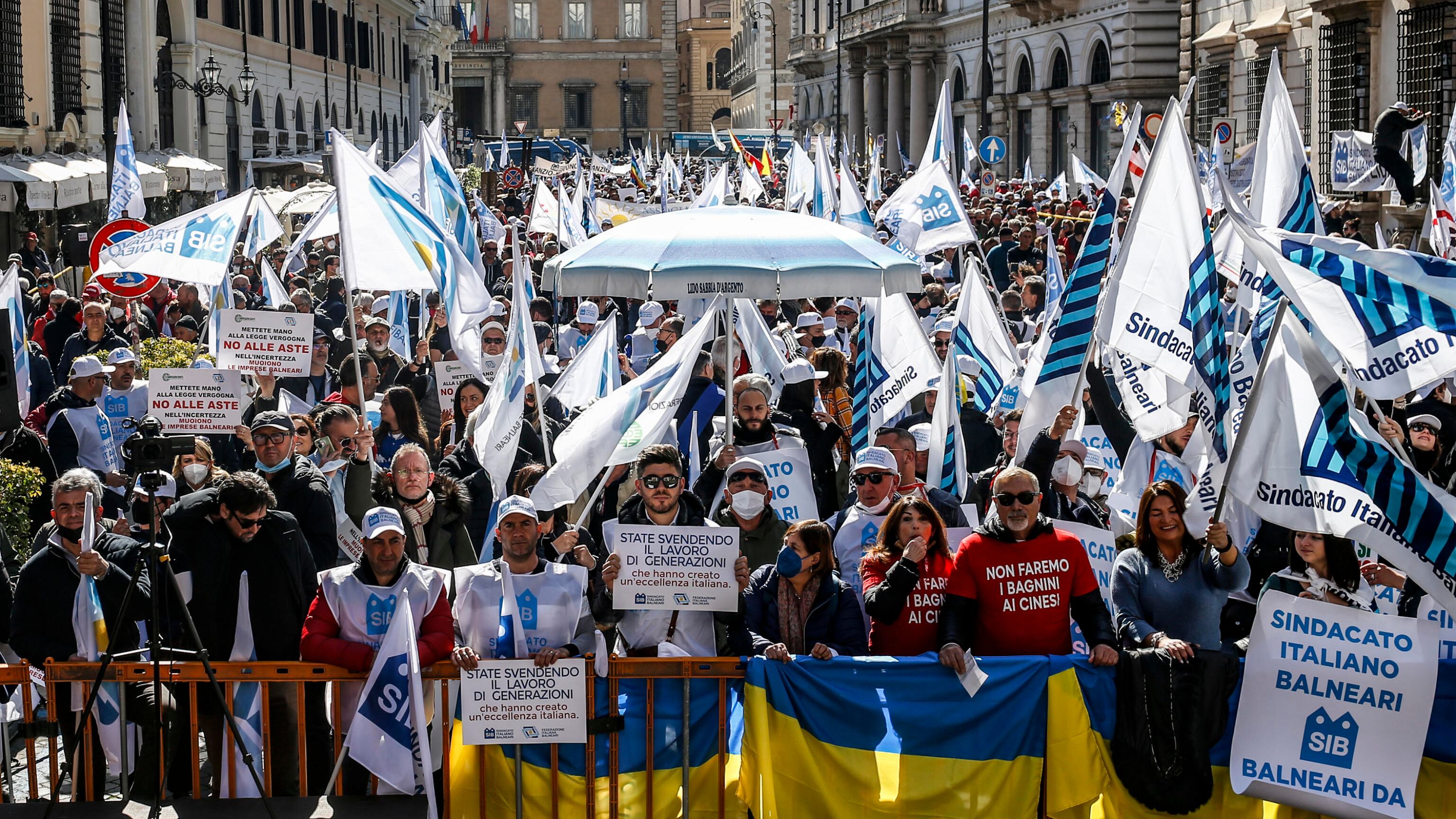 I balneari in piazza contro il governo: "È una legge vergogna"