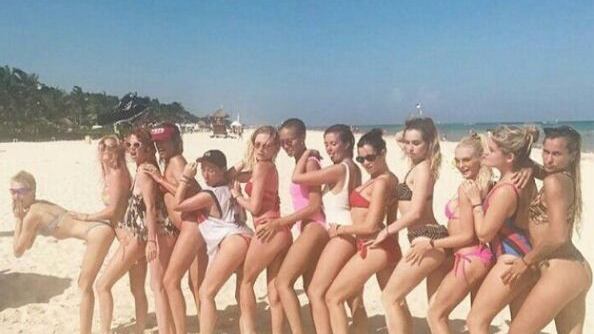 Cara Delevingne, una festa tutta rosa