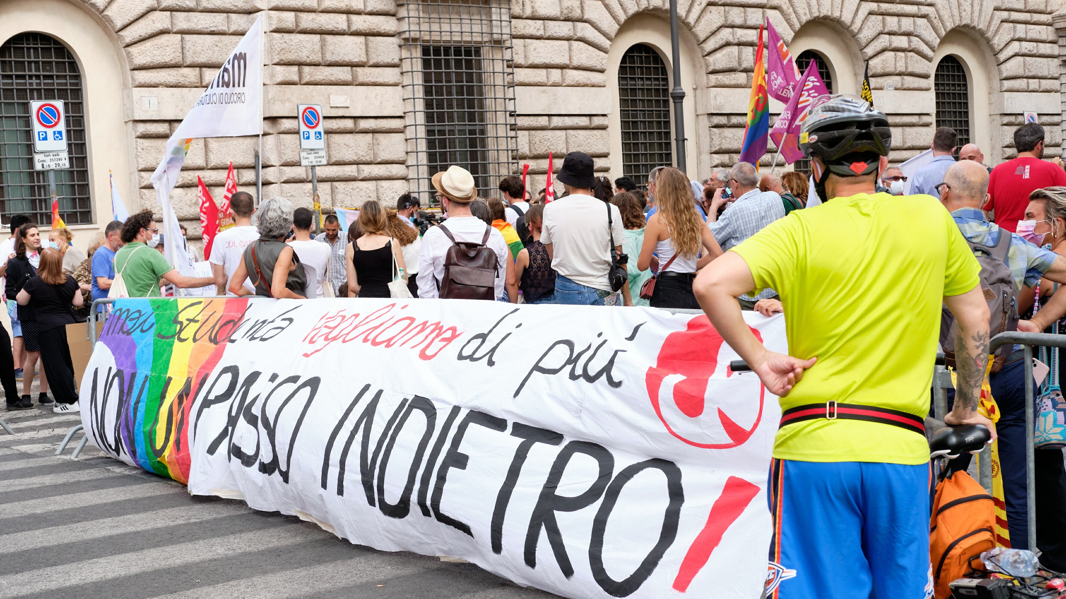 Ma dal Vaticano nuovo appello alla politica: legge "ingiusta" come l'aborto