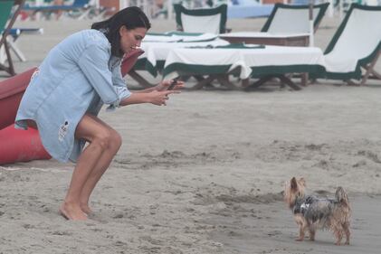 Claudia Galanti, bikini hot in spiaggia 2