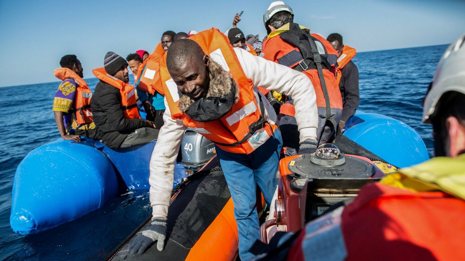 I migranti partono dalla Libia con in tasca il numero degli avvocati italiani da contattare