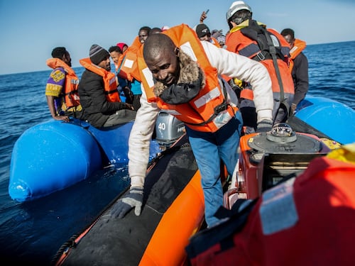 I migranti partono dalla Libia con in tasca il numero degli avvocati italiani da contattare
