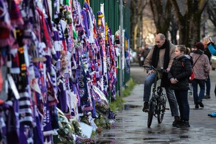 Tifosi, compagni di squadra e dirigenti della Fiorentina: tutti in fila per salutare Astori 1