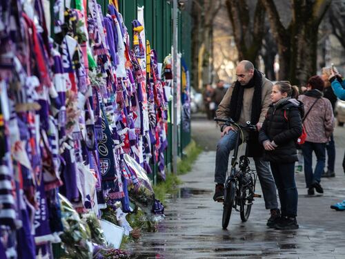 Tifosi, compagni di squadra e dirigenti della Fiorentina: tutti in fila per salutare Astori
