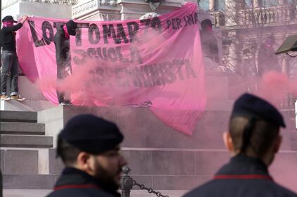 "Generazione meticcia e queer". A Milano sfila il corteo "transfemminista" 7